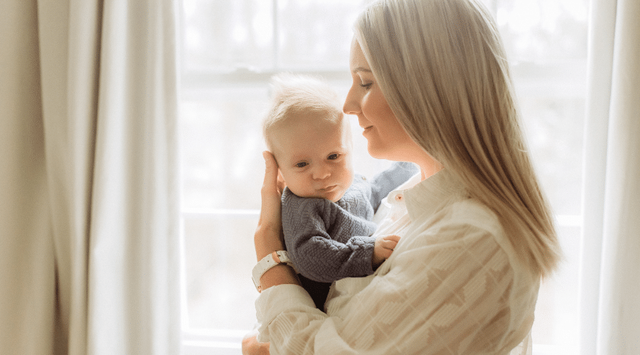 Badanie prolaktyny - kobieta trzyma dziecko