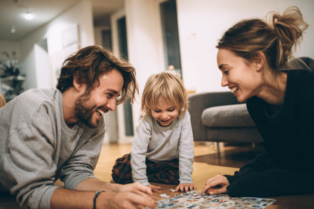 szczęśliwa zdrowa rodzina gra w planszówkę