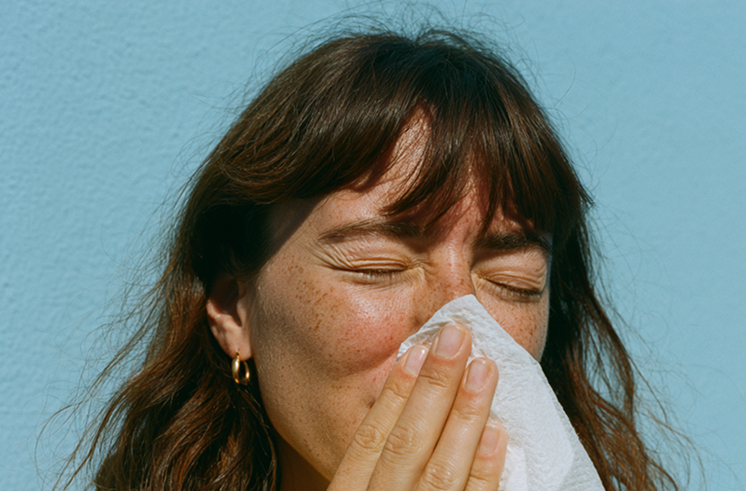 synevo design 67053 a 30 year old Caucasian woman sneezing ho 97d40458 5920 45c9 8870 5bd3d64001bc 1 1